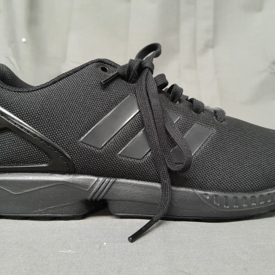 BOXED PAIR OF ADIDAS ZX FLUX TRAINERS IN BLACK UK SIZE 8.5