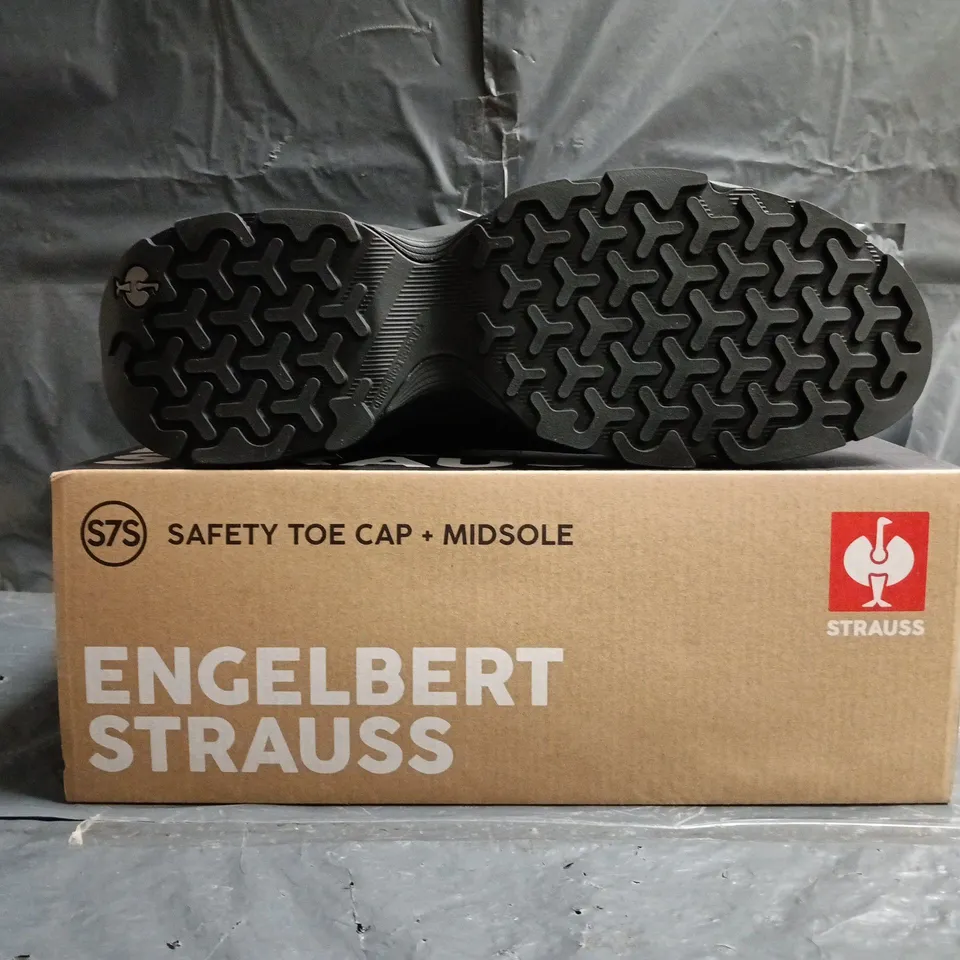 BOXED PAIR OF STRAUSS SAFETY TOE CAP + MIDSOLE ANKLE BOOTS IN BLACK SIZE UK 10.5