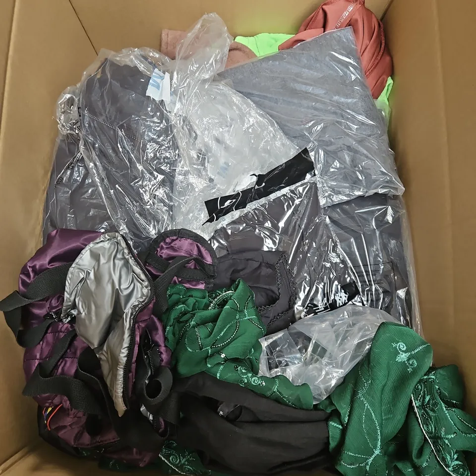 BOX OF APPROXIMATELY 20 ASSORTED CLOTHING ITEMS TO INCLUDE POLO SHIRTS, TSHIRTS, DRESS, ETC