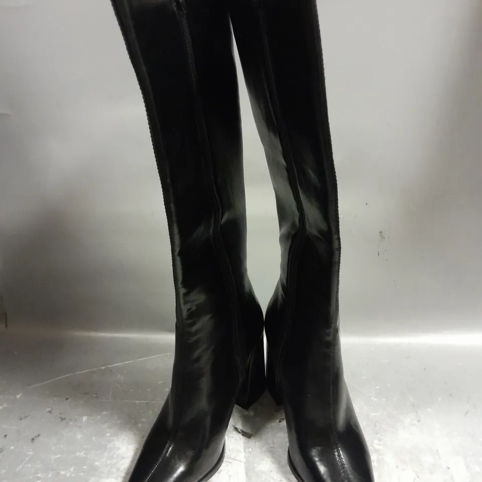 PAIR OF BERSHKA KNEE HIGH BLOCK HEEL BOOTS IN BLACK SIZE UK 3