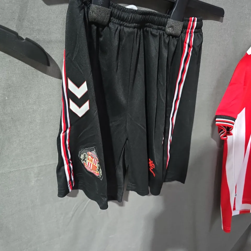 SUNDERLAND FULL KIT– RED & WHITE STRIPES WITH CREST BADGE AND UTILITA SPONSOR