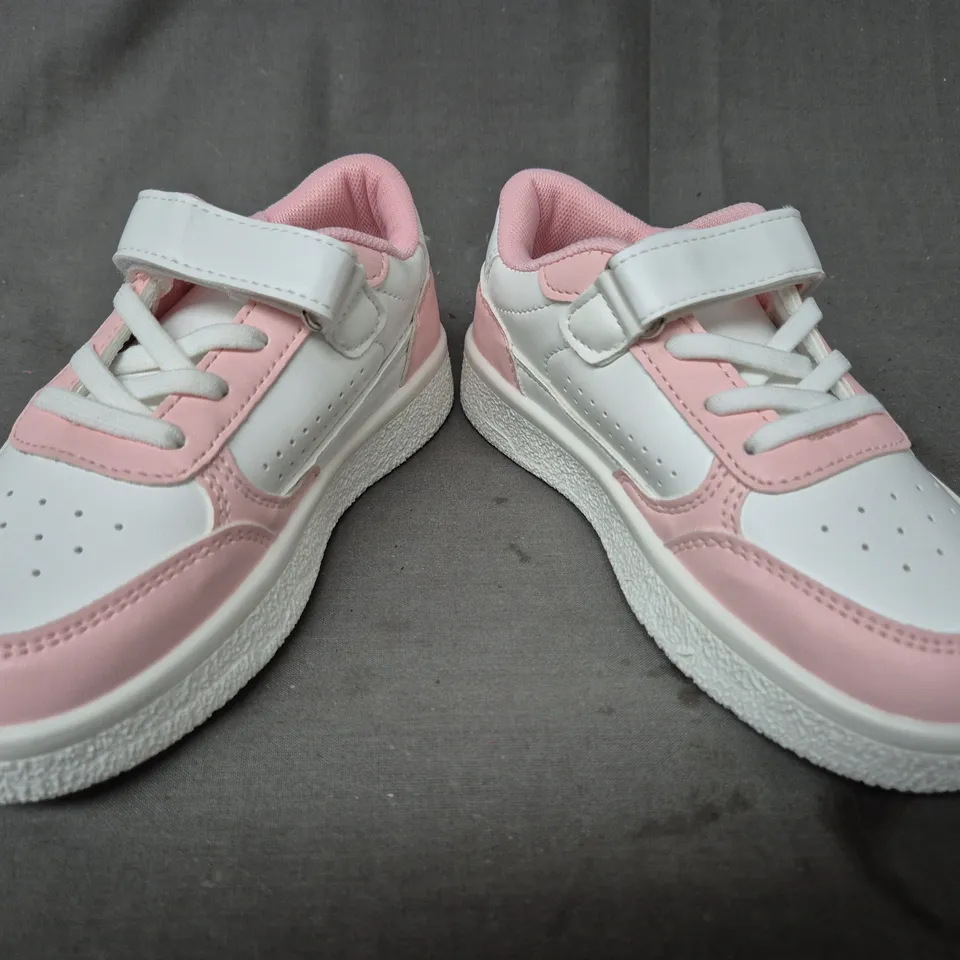 BOXED PAIR OF UNBRANDED KID'S SHOES IN WHITE/PINK EU SIZE 29