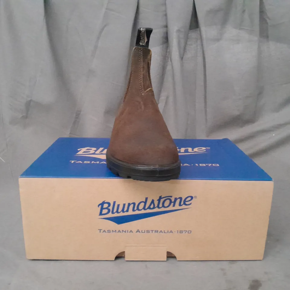 BOXED PAIR OF BLUNDSTONE ELASTIC SIDED SUEDE BOOTS IN DARK OLIVE SIZE UK 6.5