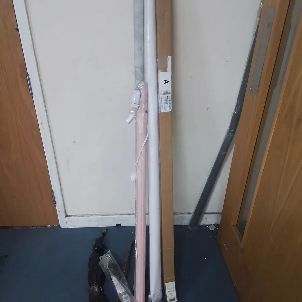 PALLET OF ASSORTED ITEMS TO INCLUDE CHRISTMAS PRESENT SLEIGH,FROG ORNAMENT, PORTABLE SANITISER BAGS AND AMPLIFIED AERIAL