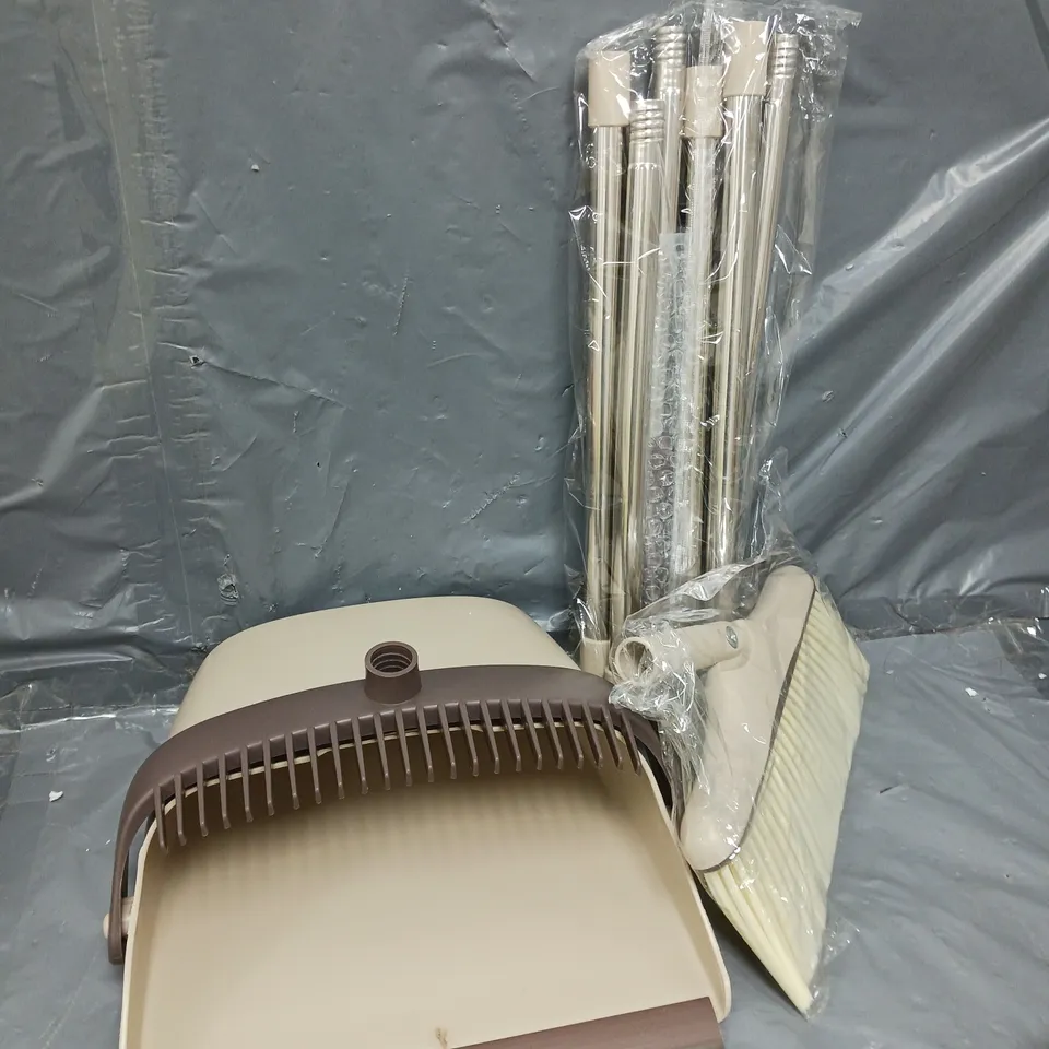 EXTENDABLE DUSTPAN & BRUSH IN BEIGE