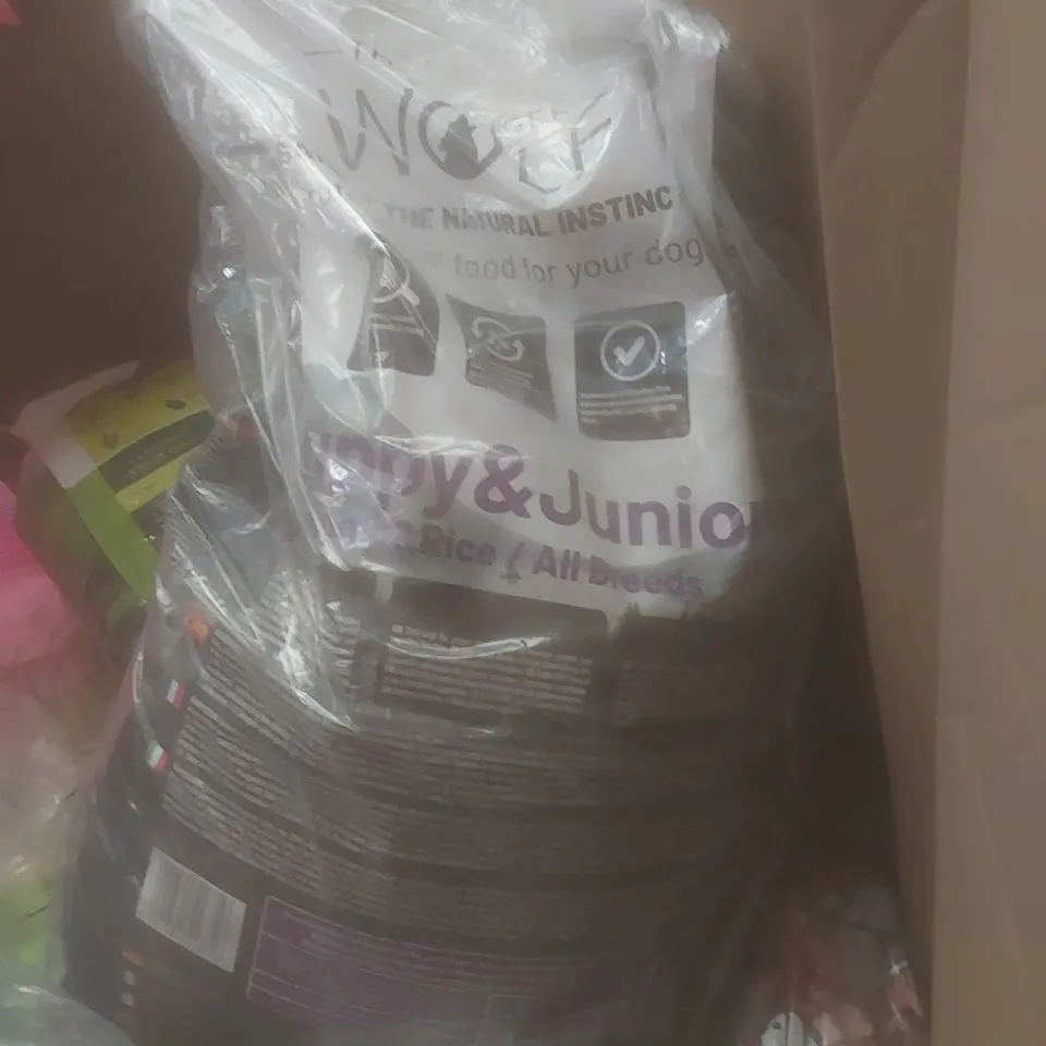 PALLET TO CONTAIN A LARGE QUANTITY OF BAGGED PET FOOD FOR VARIOUS TYPES OF ANIMALS