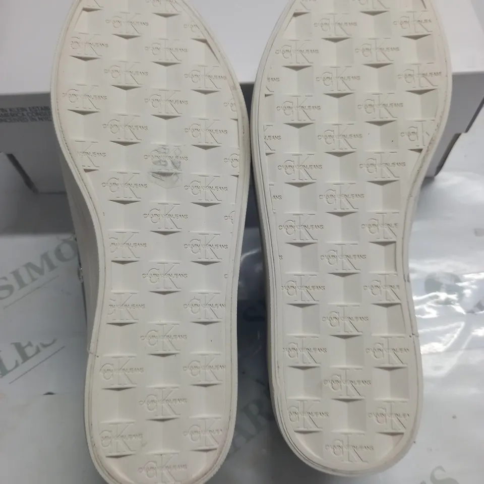 BOXED PAIR OF CALVIN KLEIN JEANS ZESLEY LOW TOP TRAINERS IN BLACK - 2