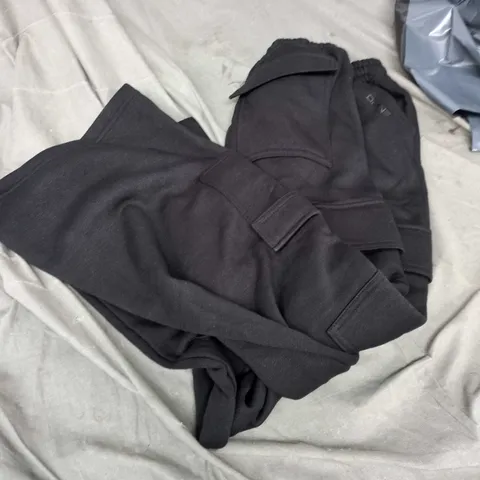 DFYNE MEN’S CARGO JOGGER TROUSERS – BLACK, ELASTIC WAIST WITH DRAWSTRING, SIZE S