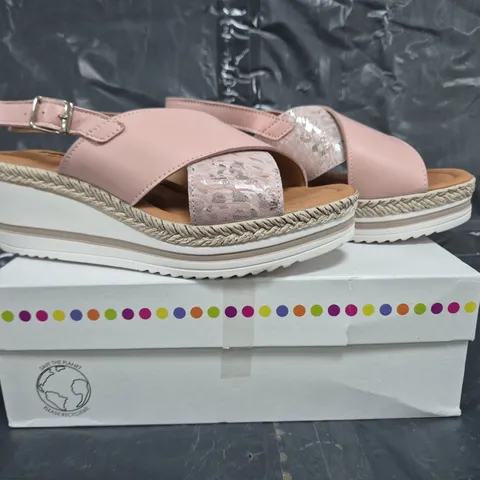 BOXED PAIR OF ADESSO COCO WEDGE SANDALS IN BLUSH SIZE 5