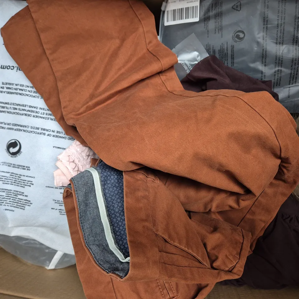 BOX OF APPROXIMATELY 20 ASSORTED CLOTHING AND FASHION PRODUCTS IN VARIOUS STYLES AND SIZES - COLLECTION ONLY