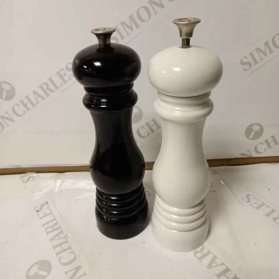 LE CREUSET CLASSIC ADJUSTABLE SALT & PEPPER MILL SET RRP £50