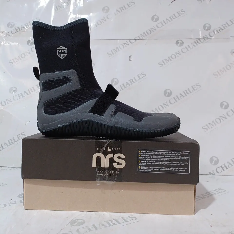 BOXED PAIR OF NRS PADDLE SHOES IN BLACK UK SIZE 9