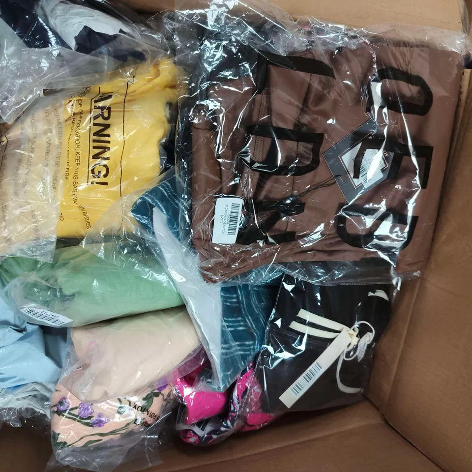 APPROXIMATELY 35 ASSORTED CLOTHING ITEMS IN VARIOUS SIZES, STYLES & COLOURS TO INCLUDE BRANDS SUCH AS QED LONDON, MUDFLOWER, SUGAR CRISP, ETC - COLLECTION ONLY