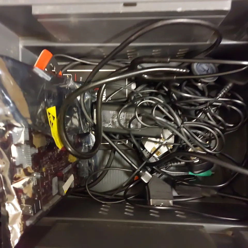 BOX OF APPROX 10 ITEMS TO INCLUDE POWER BANKS, ASSORTED CABLES AND POWER PACKS