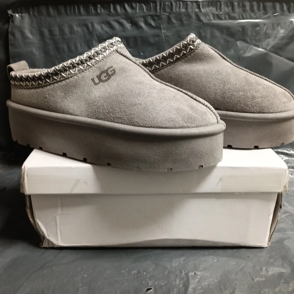 BOXED PAIR OF UGG SHOES IN GREY SIZE EU 38