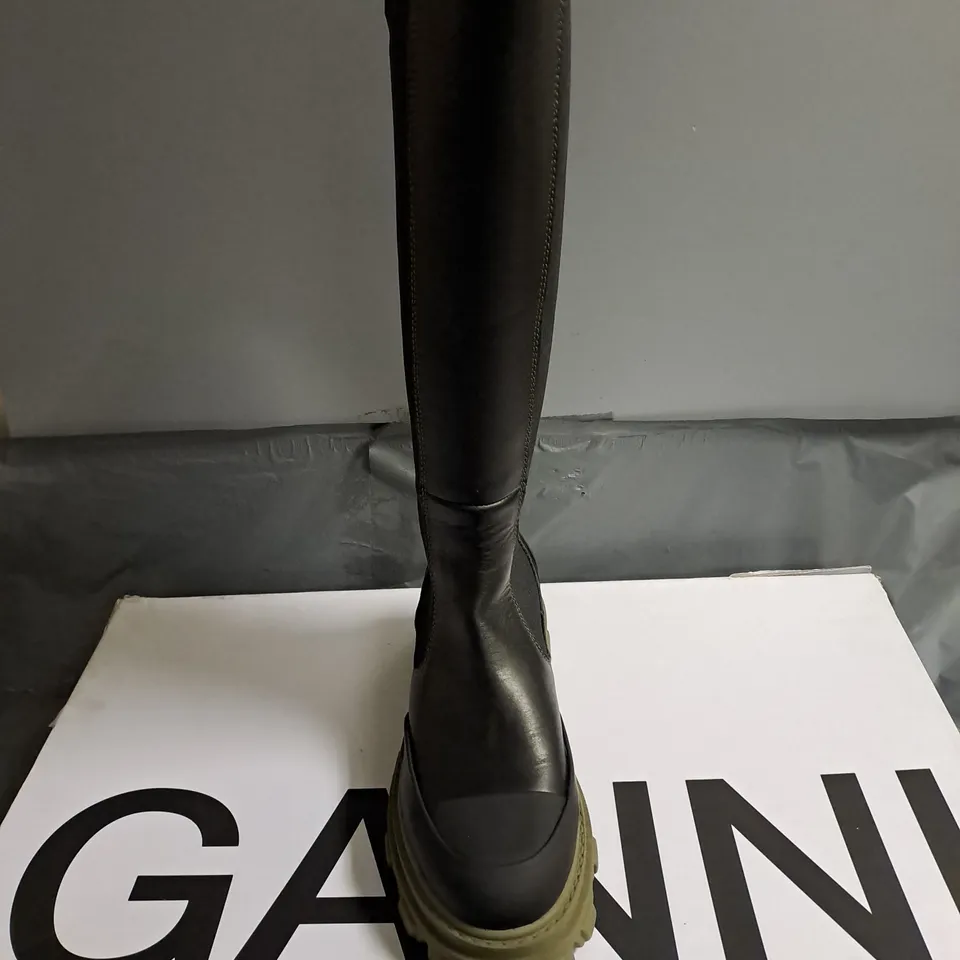 BOXED PAIR OF GANNI KNEE HIGH LEATHER CHELSEA BOOTS IN BLACK/GREEN SIZE EU 40