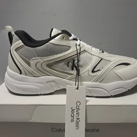 BOXED CALVIN KLEIN JEANS RETRO TENNIS TRAINERS IN WHITE - EU 41