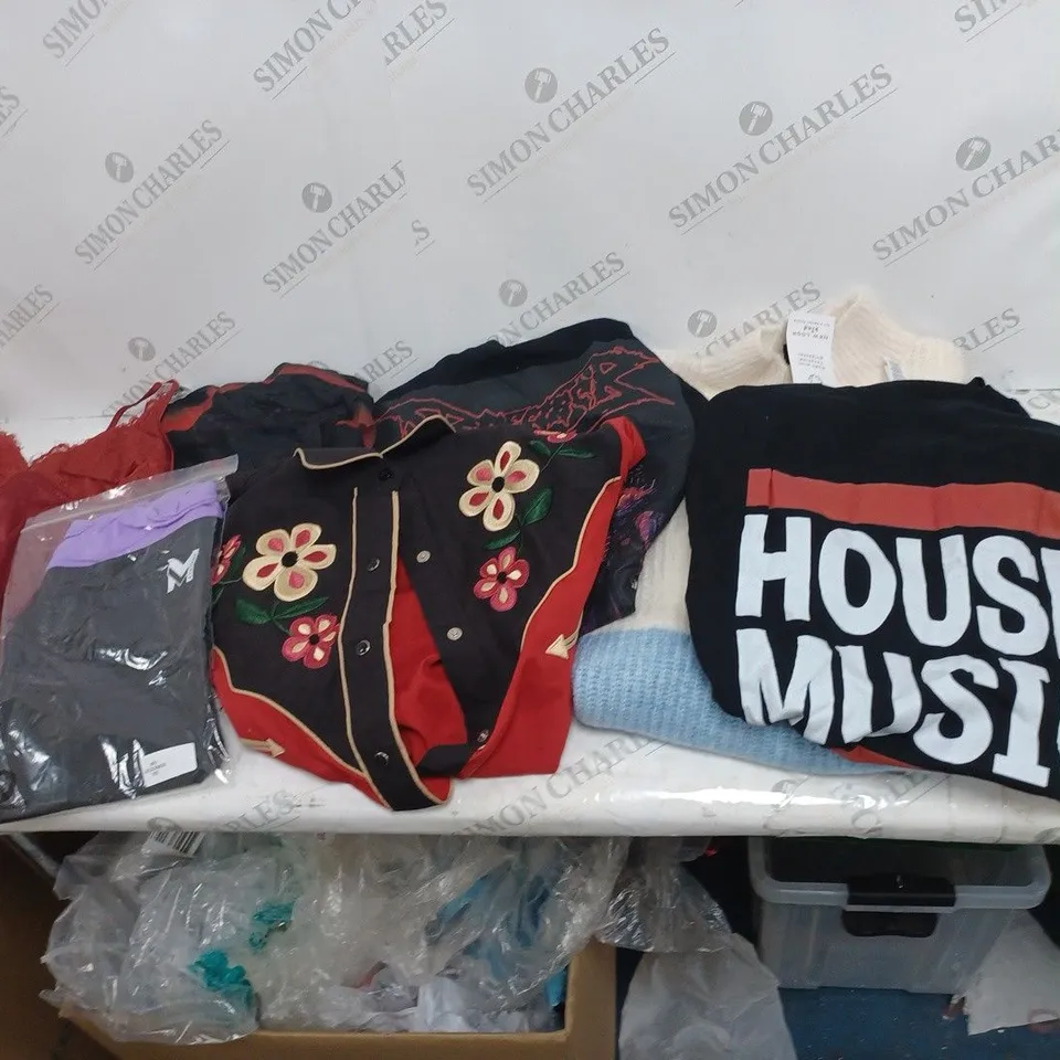 BOX OF ASSORTED CLOTHING ITEMS TO INCLUDE LINGERIE, LEGGINGS, TOPS ETC