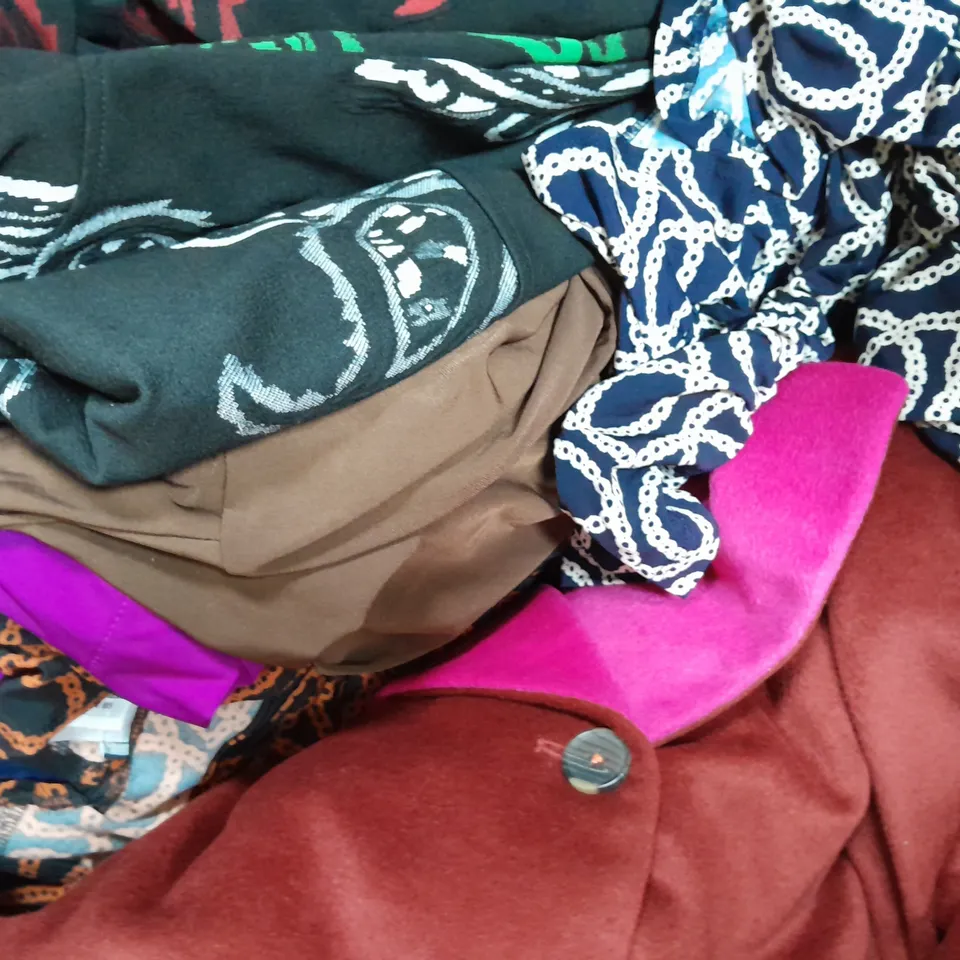 BOX OF APPROXIMATELY 10 ASSORTED CLOTHING AND FASHION ITEMS IN VARIOUS STYLES, SIZES, AND COLOURS - COLLECTION ONLY