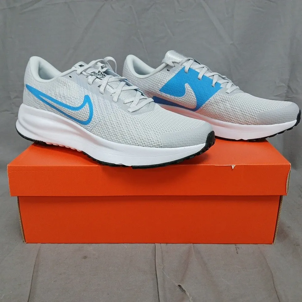 BOXED PAIR OF NIKE RUN DEFY TRAINERS IN PURE PLATINUM/BLUE SIZE UK 10