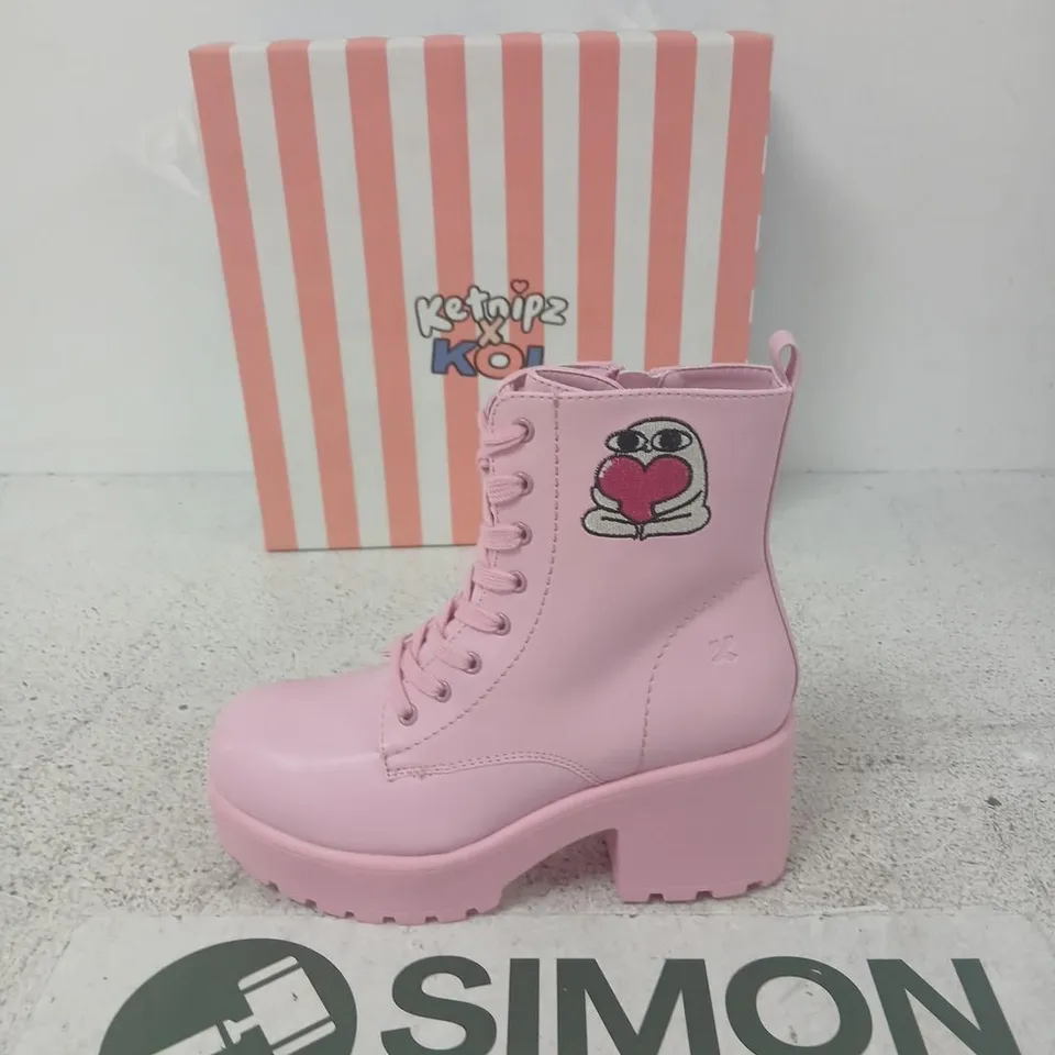 BOXED KETNIPZ X KOI LOVE URSELF KETNIPZ LACE UP BOOTS PINK SIZE 5