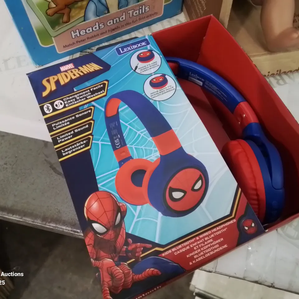 BOX CONTAINING APPROXIMATELY 10 TOYS TO INCLUDE: CONNECT 4, BLUEY GAME, SPIDERMAN HEADPHONES, ARCADE GRABBER, COCOMELON DOLL ETC.