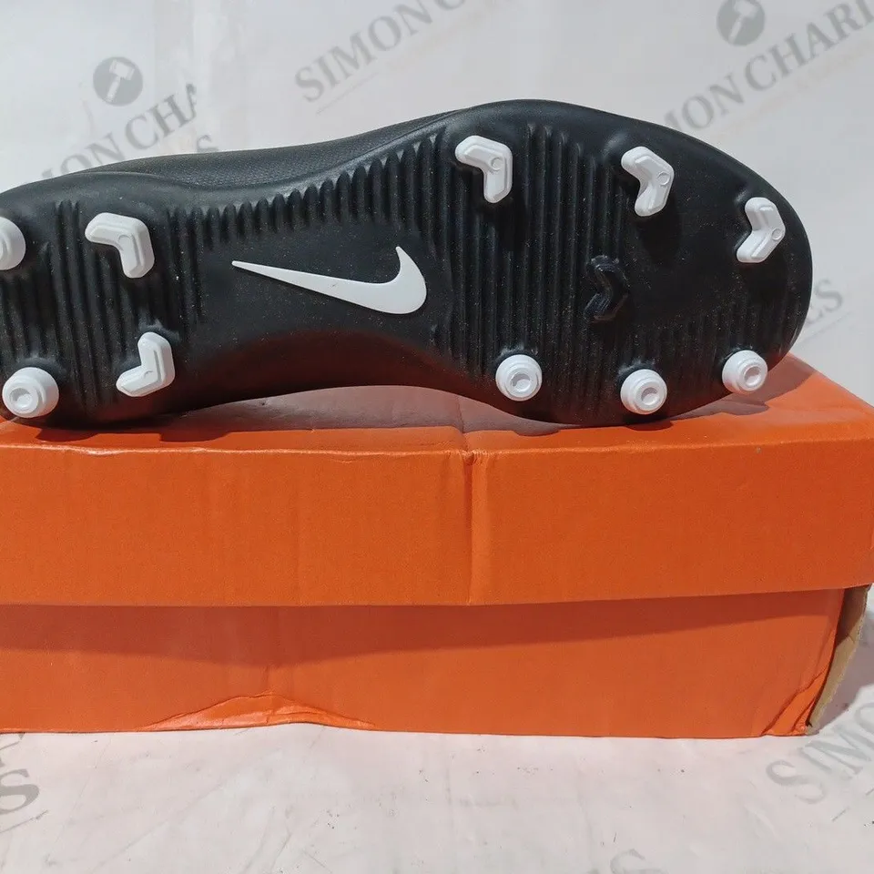 BOXED PAIR OF NIKE JR BRAVATA II FOOTBALL BOOTS IN BLACK/WHITE UK SIZE 5