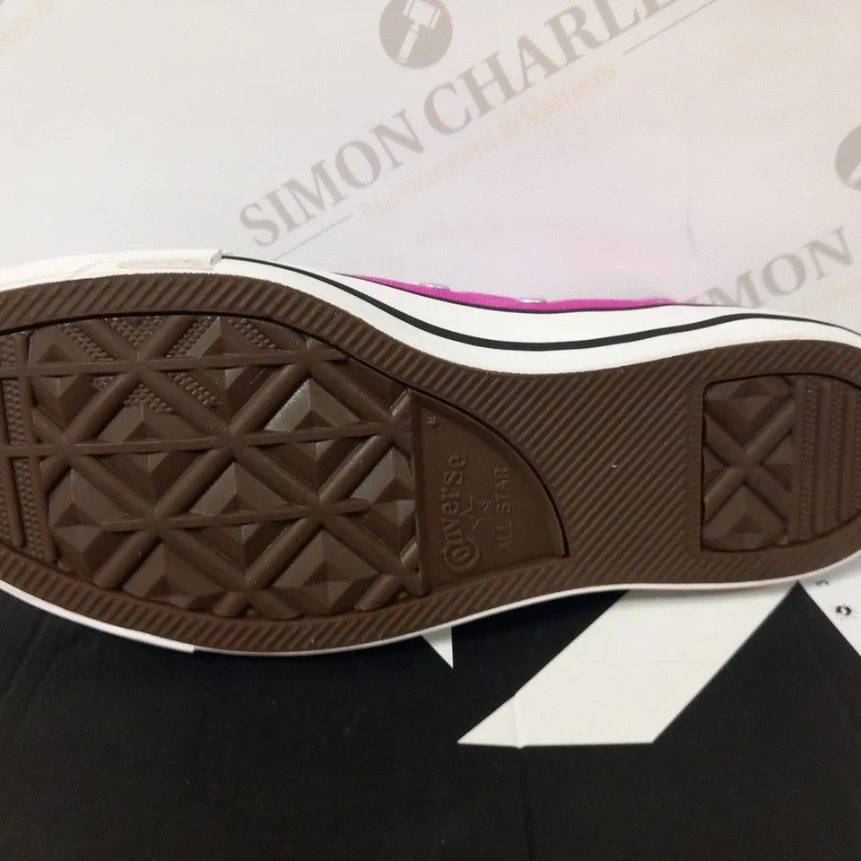 BOXED CONVERSE BASKET SIZE 6