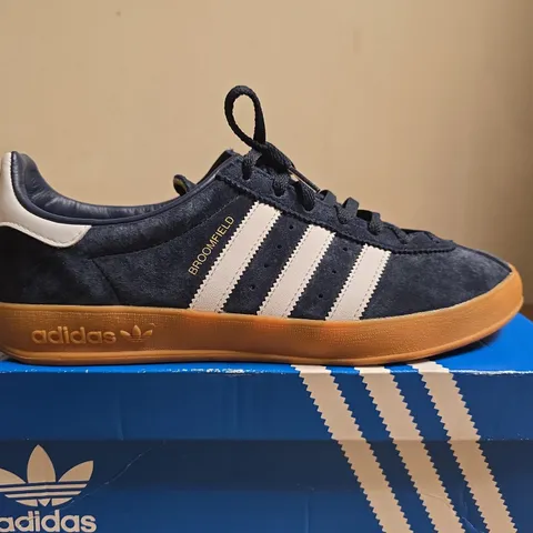 BOXED PAIR OF ADIDAS BROOMFIELD NAVY SUEDE SNEAKERS – UK SIZE 8.5