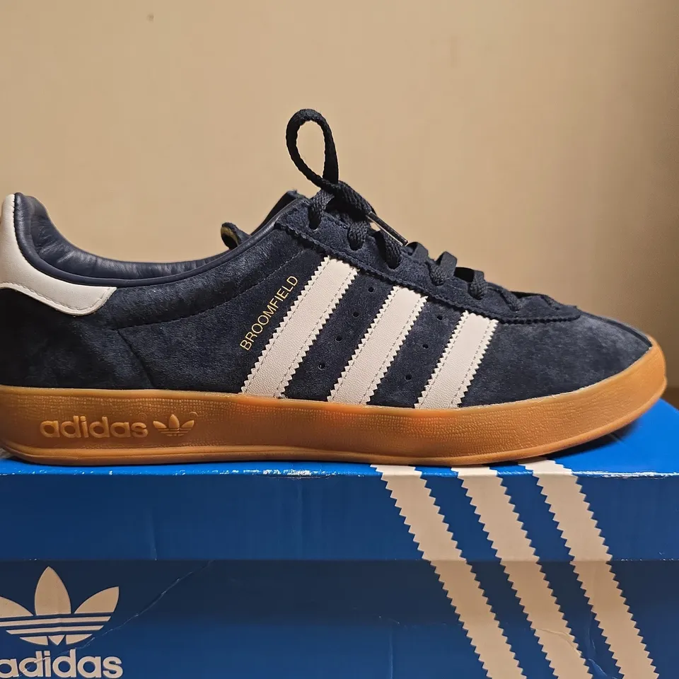 BOXED PAIR OF ADIDAS BROOMFIELD NAVY SUEDE SNEAKERS – UK SIZE 8.5 