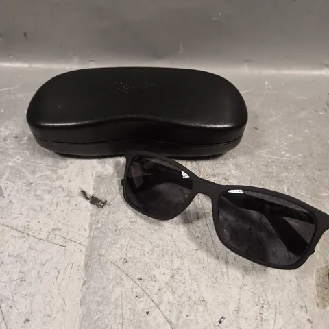 RAY-BAN BLACK FRAME SUNGLASSES