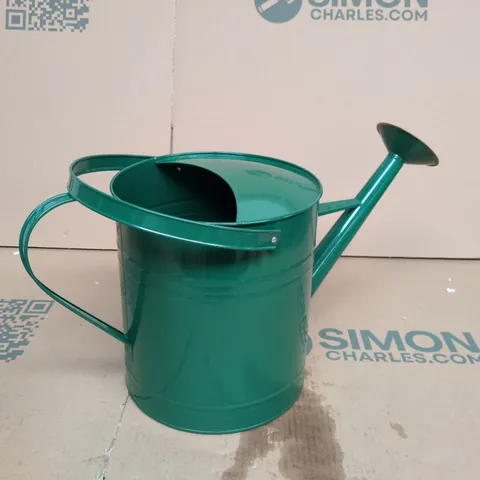 GREEN METAL GARDEN WATERING CAN WITH LONG SPOUT