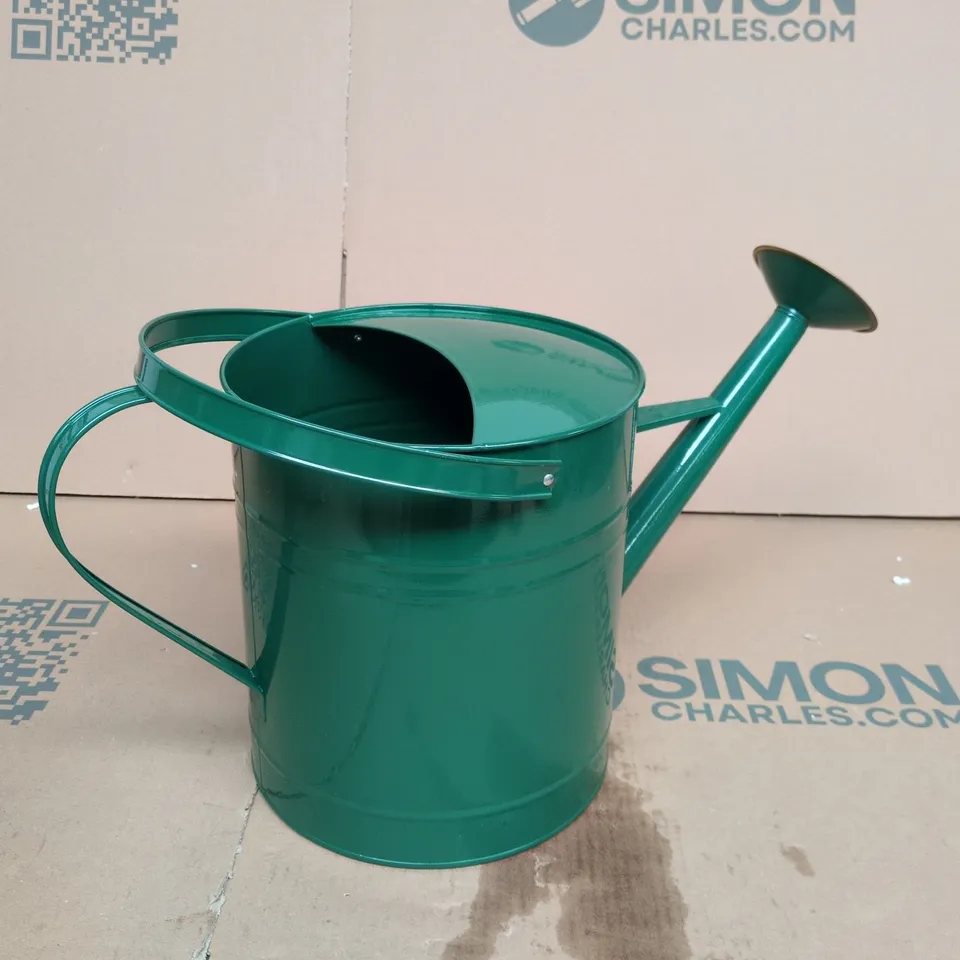GREEN METAL GARDEN WATERING CAN WITH LONG SPOUT