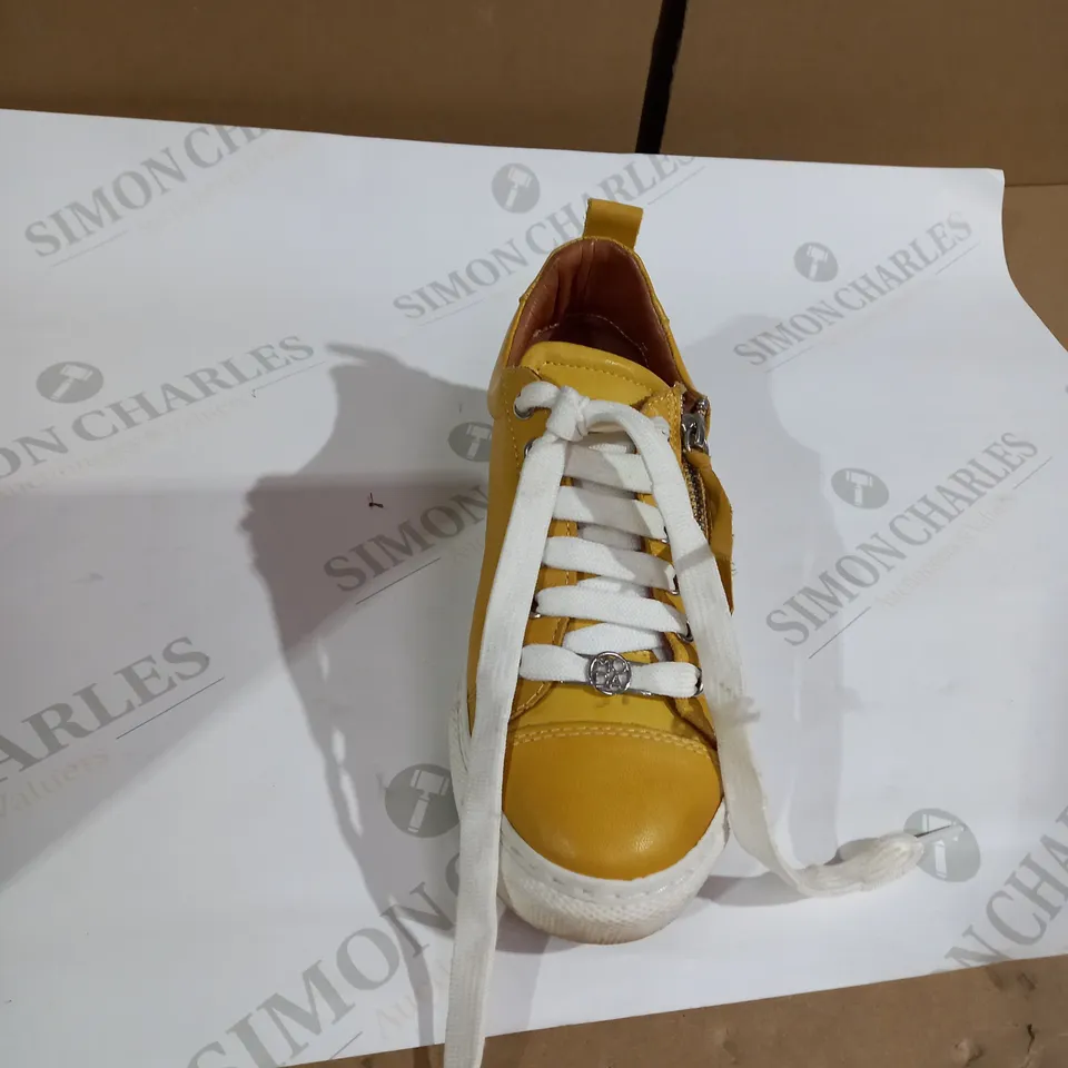 MODA IN PELLE YELLOW SHOE SIZE 3