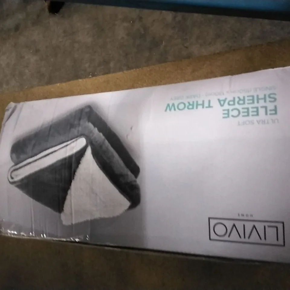 BOXED SHERPA THROW COLOUR: DARK GREY SIZE: 130 X 150CM