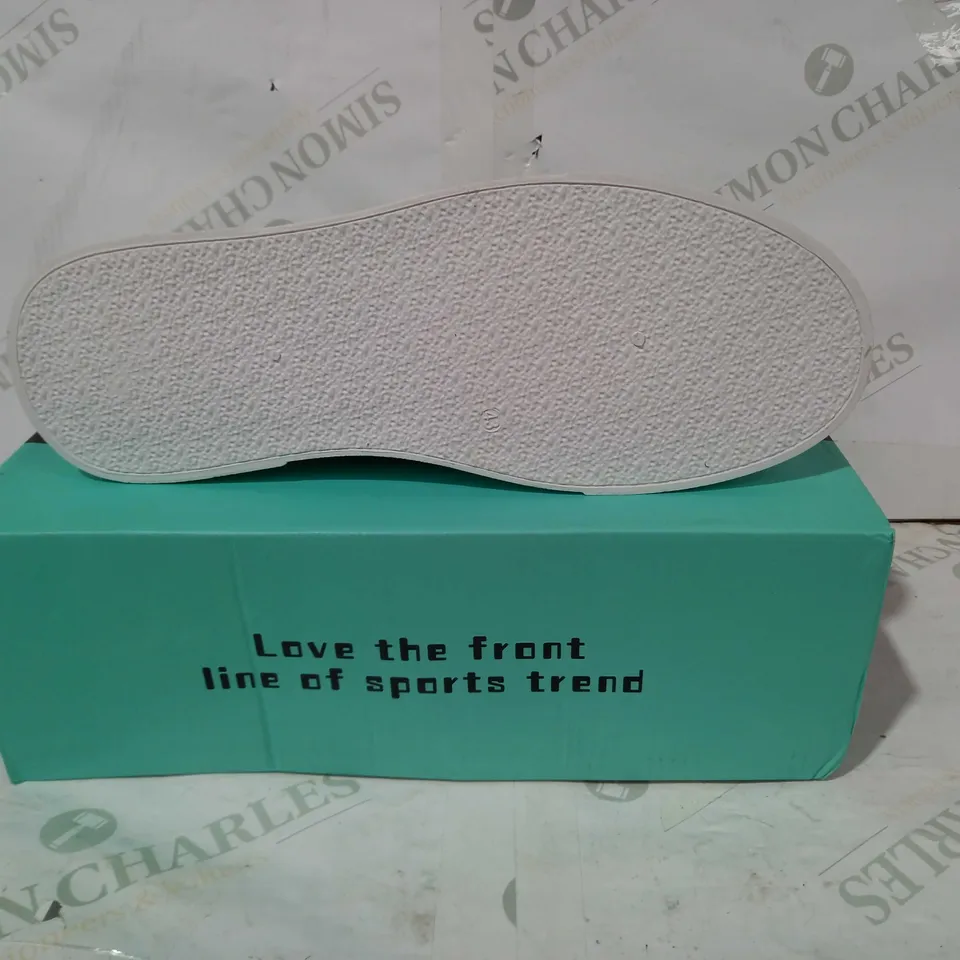 BOXED PAIR OF FASHION SHOES IN BLACK EU SIZE 43
