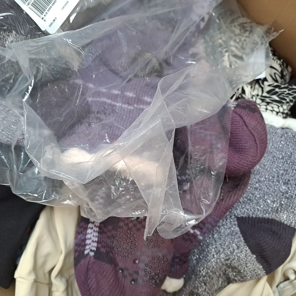 BOX OF APPROXIMATELY 20 ASSORTED CLOTHING AND FASHION ITEMS IN VARIOUS STYLES AND SIZES TO INCLUDE RUTH LANGSFORD, NINA LEONARD, D & CO, ETC - COLLECTION ONLY
