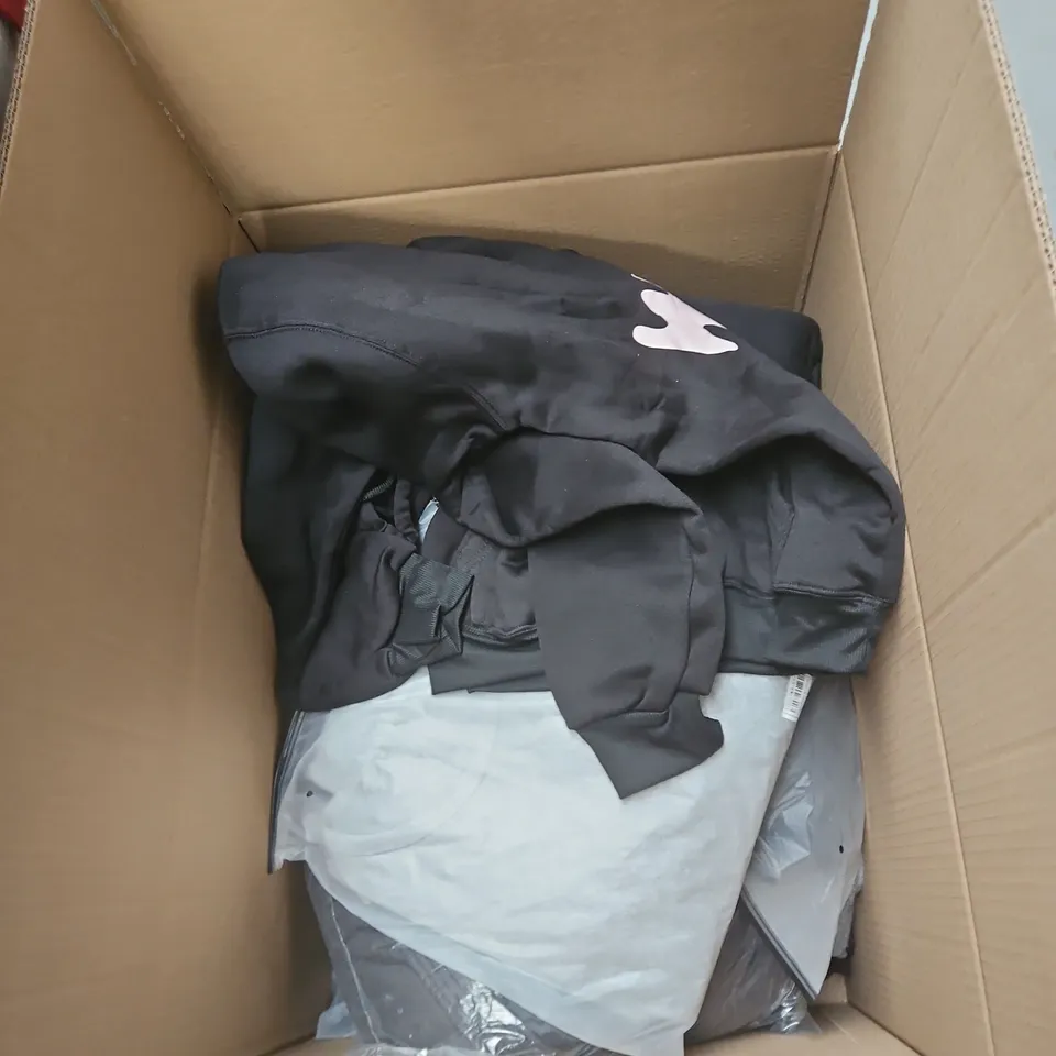 APPROXIMATELY 20 ASSORTED CLOTHING PRODUCTS IN VARIOUS STYLES & SIZES TO INCLUDE JUMPERS, T-SHIRTS, DRESSES ETC