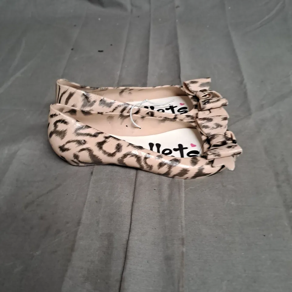 BOXED LOT OF APPROX. 15 PAIRS OF GIRLS BALLET PUMPS. VARIOUS SIZES