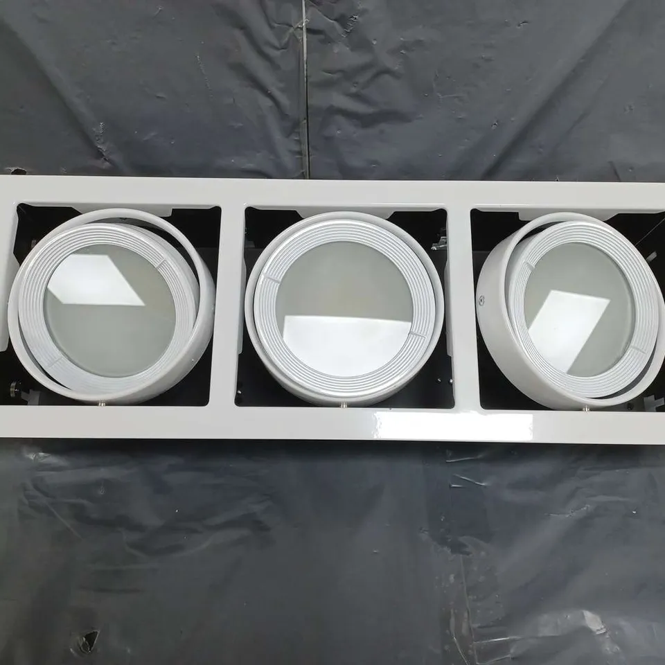 BOXED EMCOLITE CDMT 3 HEAD DOWNLIGHT 