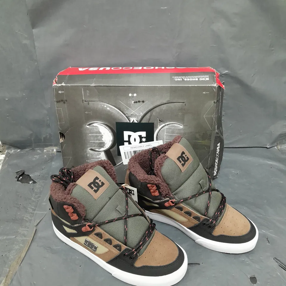 BOXED PAIR OF DC PURE HIGH TOP XCG TRAINERS UK 8.5 