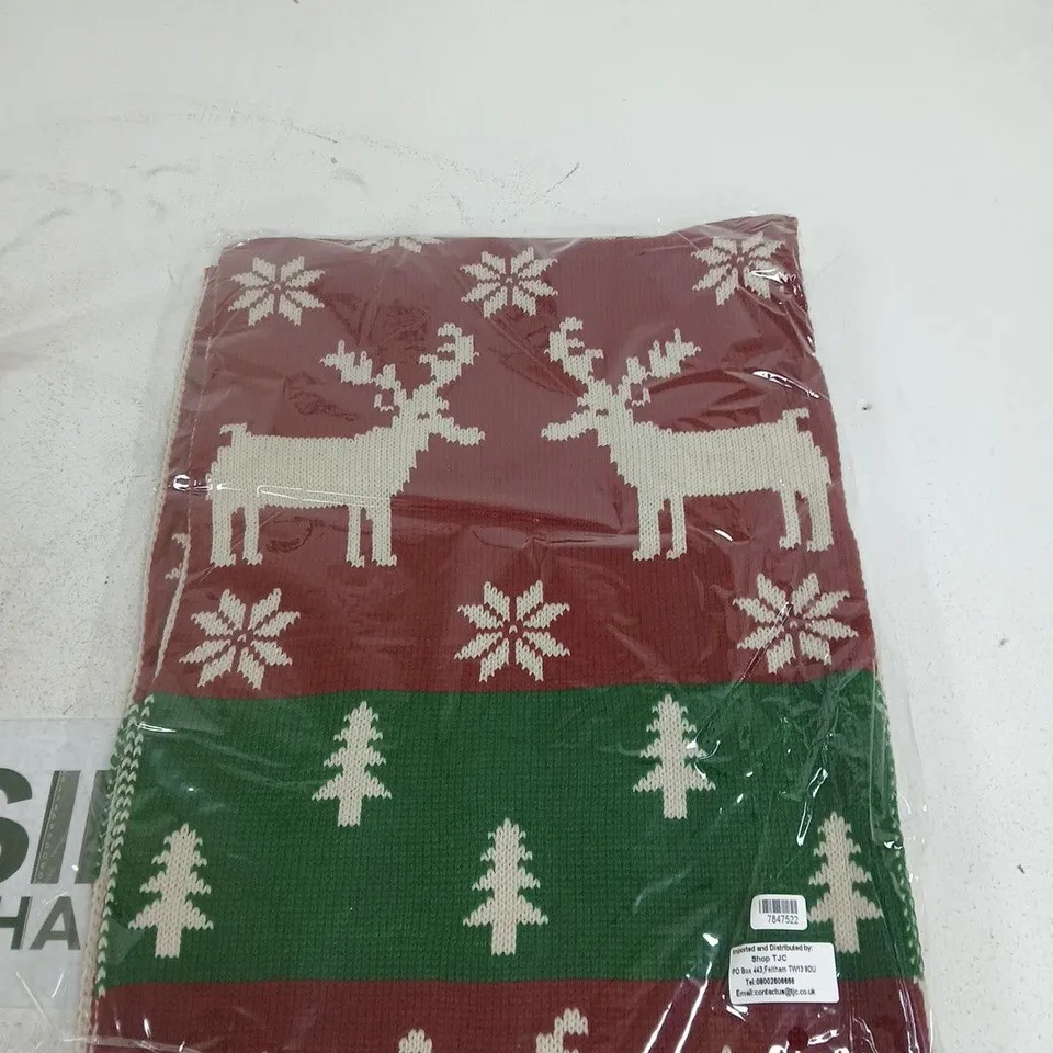 PACK OF APPROXIMATELY 10 FESTIVE TABLE RUNNERS RED AND GREEN