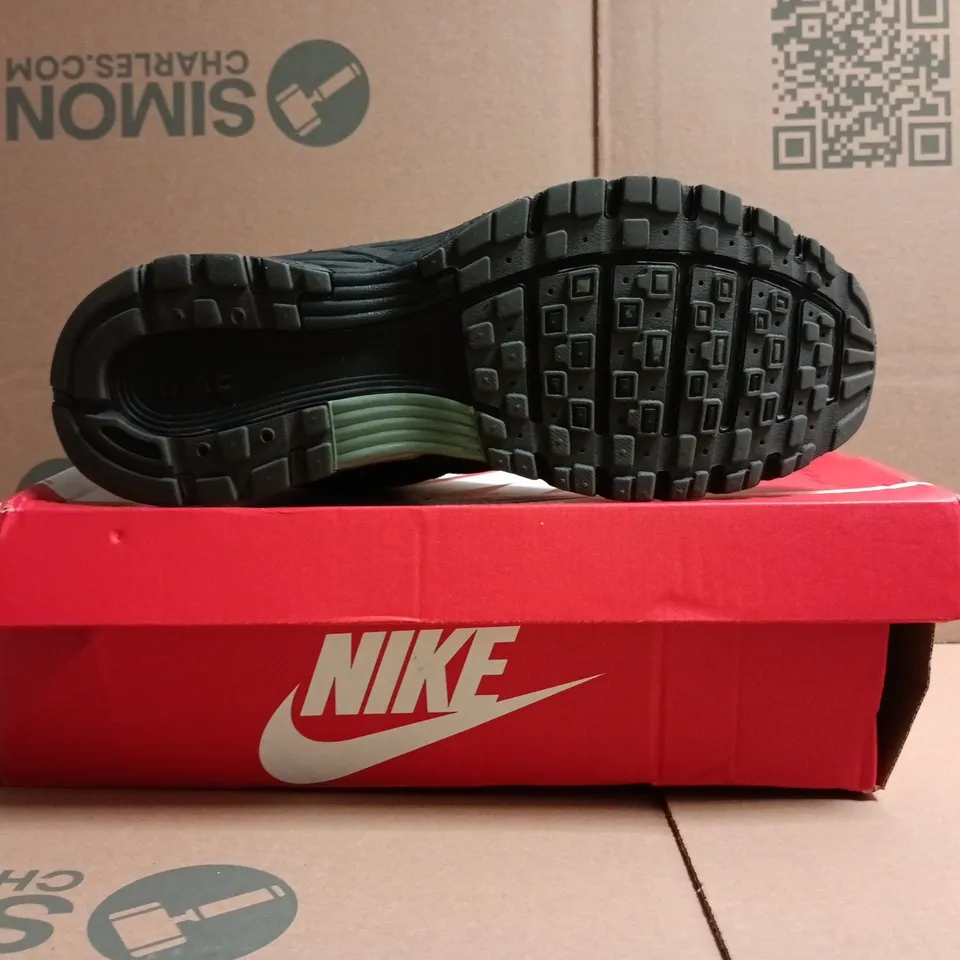 BOXED PAIR OF NIKE P-6000 TRAINERS IN BLACK/ANTHRACITE GREY SIZE UK 9