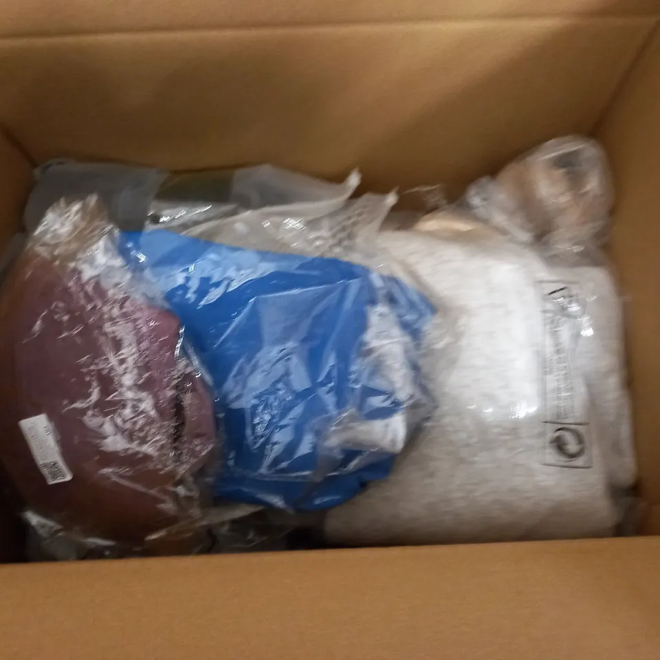 LOT OF APPROXIMATELY 20 ASSORTED BAGGED CLOTHIGN ITEMS 