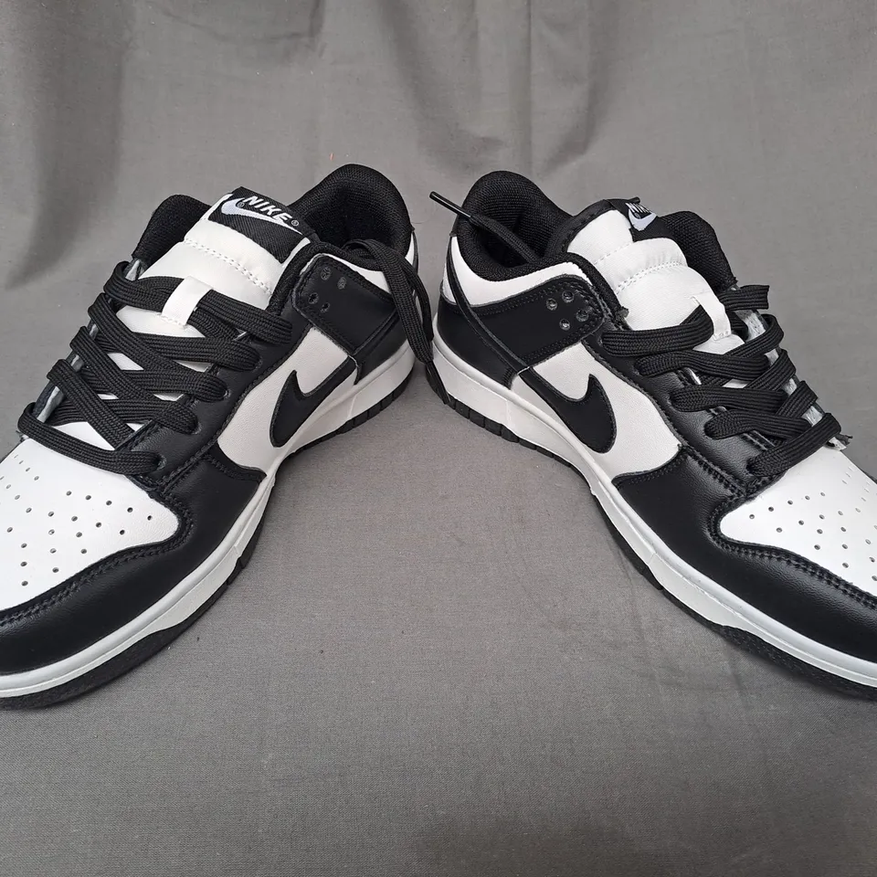 BOXED PAIR OF NIKE SHOES IN BLACK/WHITE UK SIZE 6