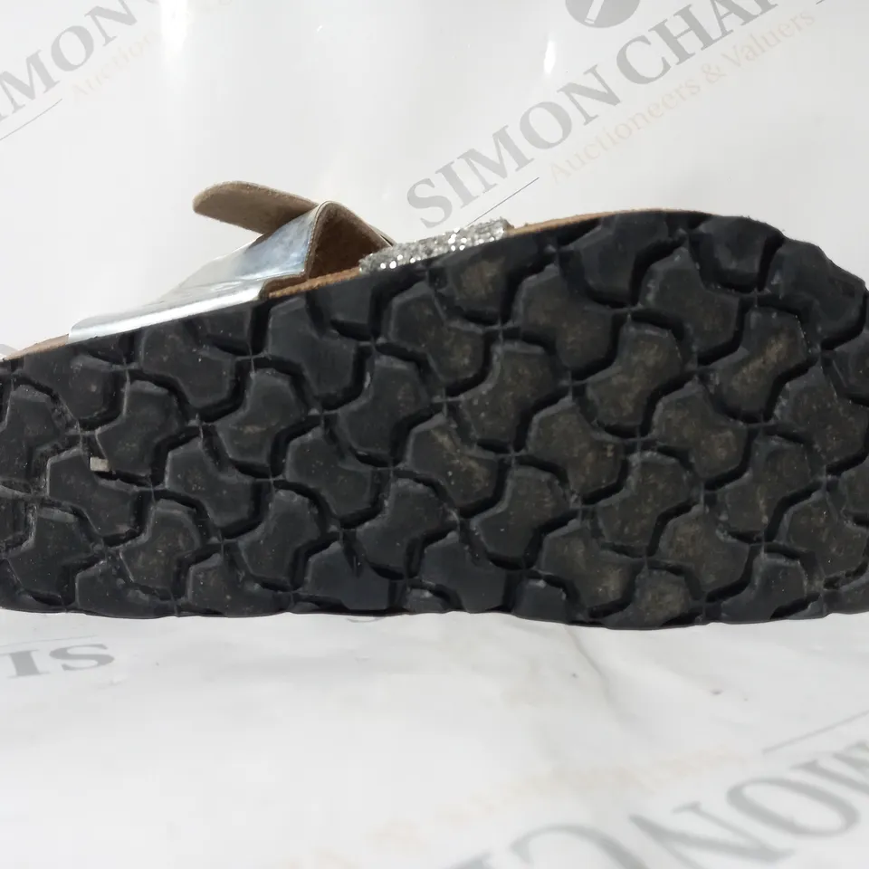 PAIR OF BONOVA OPEN TOE SANDALS IN METALLIC SILVER COLOUR W. GLITTER EFFECT SIZE 4