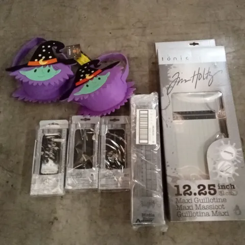 PALLET CONTAINING A LARGE ASSORTMENT OF BRAND NEW HALLOWEEN GOODS AND CRAFT PRODUCTS TO INCLUDE; HABERDASHERY SCISSORS AND RULERS, MAXI GUILLOTINE, WITCH FELT BAGS ETC