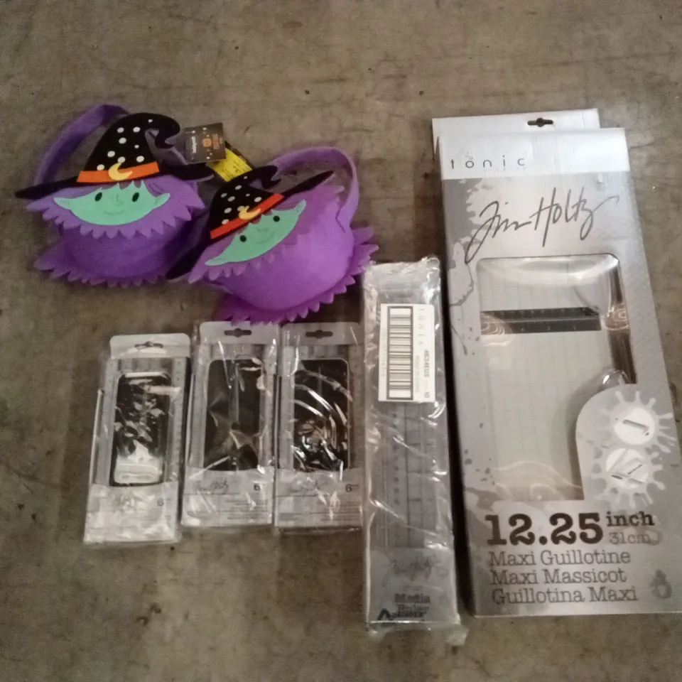 PALLET CONTAINING A LARGE ASSORTMENT OF BRAND NEW HALLOWEEN GOODS AND CRAFT PRODUCTS TO INCLUDE; HABERDASHERY SCISSORS AND RULERS, MAXI GUILLOTINE, WITCH FELT BAGS ETC