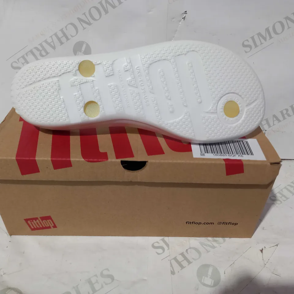 BOXED PAIR OF FITFLOP PEARLISED FLIP FLOPS IN WHITE UK SIZE 6