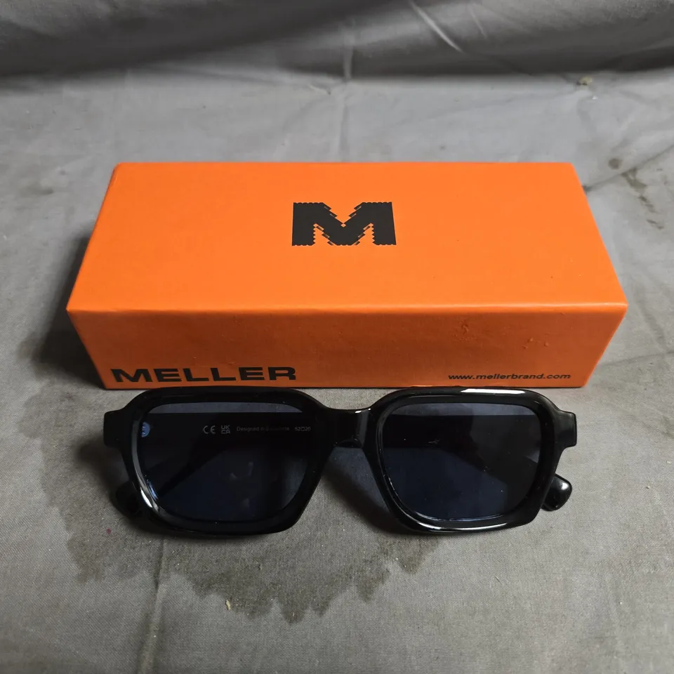 MELLER SUNGLASSES – BLACK RECTANGULAR FRAME
